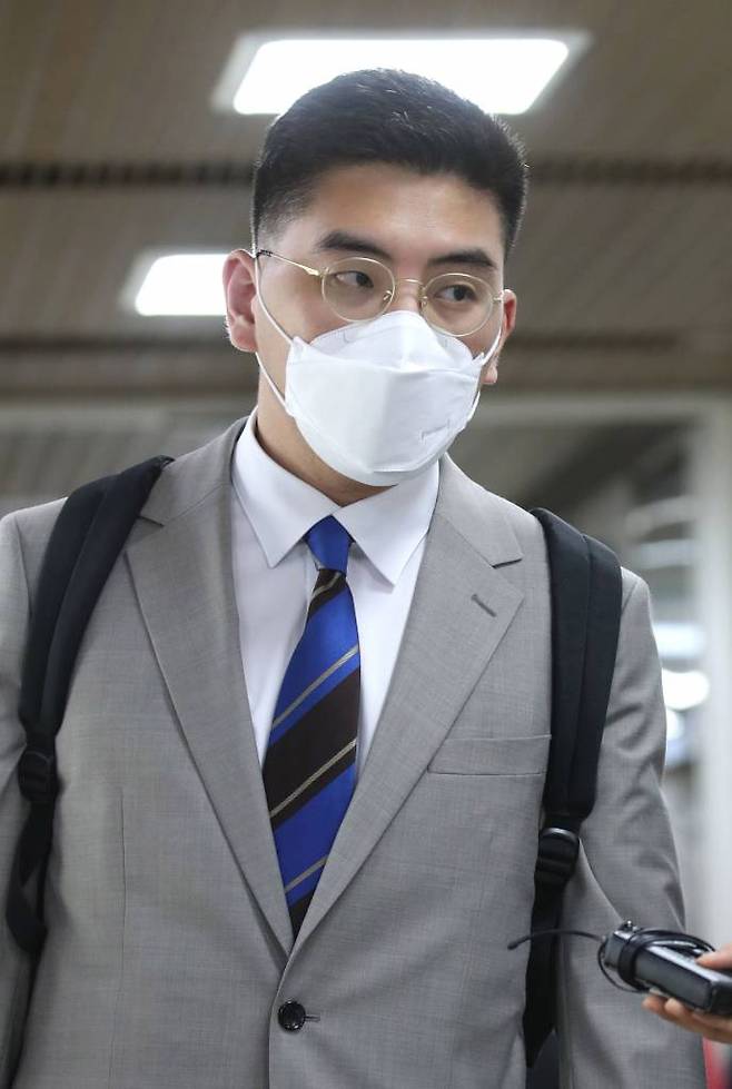 [서울=뉴시스] 추상철 기자 = 이동재 전 채널A 기자가 23일 오후 서울 서초구 서울중앙지법에서 열린 최강욱 열린민주당 대표의 1심 속행공판에 증인으로 출석하고 있다. (사진= 공동취재사진) 2021.07.23. photo@newsis.com