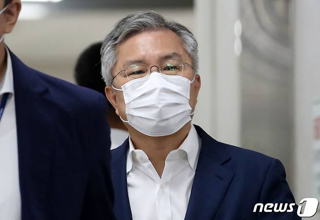 (서울=뉴스1) 이승배 기자 = 최강욱 열린민주당 대표가 23일 오후 서울 서초구 서울중앙지방법원에서 열린 '검언유착' 허위사실 유포 혐의 관련 정보통신망이용촉진및정보보호등에관한법률위반(명예훼손) 공판에 출석하고 있다. 2021.7.23/뉴스1