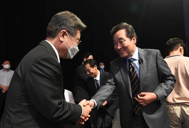이재명(왼쪽), 이낙연 더불어민주당 대선 경선 예비후보가 이달 3일 오후 서울 여의도 KBS에서 열린 첫 합동 토론회에 참석해 인사를 하고 있다. / 사진제공=뉴시스