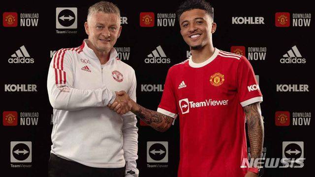 [서울=뉴시스] 잉글랜드 프로축구 프리미어리그(EPL) 맨체스터 유나이티드(맨유)가 '신성' 제이든 산초(21·오른쪽)를 품었다. (사진=맨유 홈페이지 캡처) 2021.07.24. photo@newsis.com