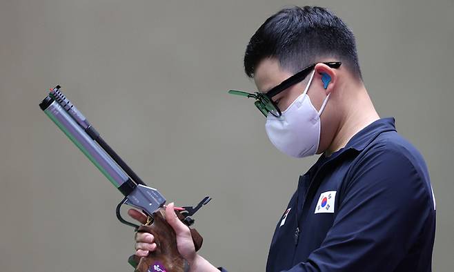 24일 일본 도쿄 아사카 사격장에서 열린 남자 10m 공기권총 결선에서 한국 김모세(국군체육부대)가 사격 준비를 하고 있다. 김모세는 결선에서 115.8점으로 8위를 기록했다. 연합뉴스