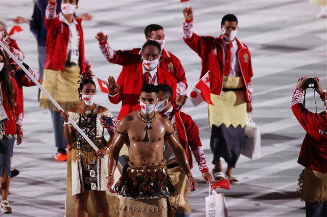 23일 일본 도쿄 신주쿠 국립경기장에서 열린 2020 도쿄올림픽 개막식. ‘통가 근육맨’ 피타 타우파토푸아(태권도)가 기수로 입장하고 있다. 리우올림픽과 평창 동계올림픽에 이어 세 번째로 통가 기수로 등장했다. 2021.7.23 도쿄 올림픽 사진공동취재단
