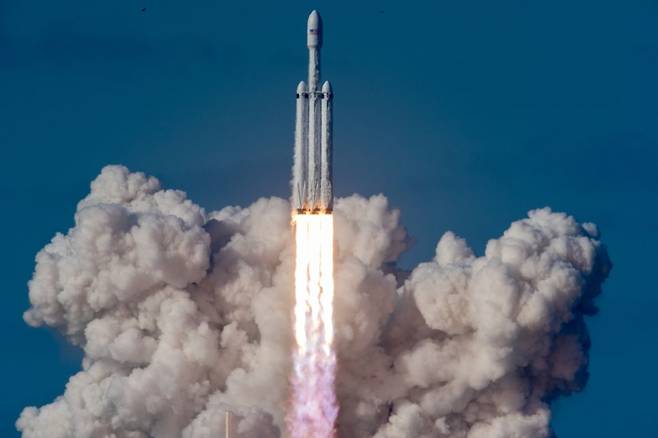 2018년 2월 6일 NASA 케네디 우주센터의 39A 발사대에서 스페이스X 팰컨 헤비 로켓이 지면을 박차고 날아오르고 있다. (출처=SpaceX)