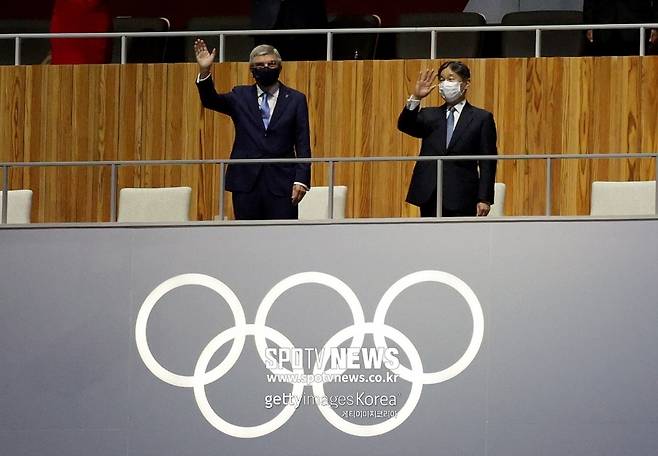 ▲ 토마스 바흐 IOC 위원장(왼쪽)과 나루히토 일왕이 23일 도쿄올림픽 개막식을 지켜보고 있다.