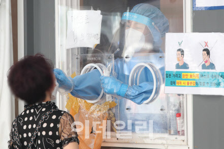 [이데일리 이영훈 기자] 코로나19 신규 확진자 수가 1487명으로 주말 최다를 기록한 25일 오전 서울역광장에 마련된 임시선별검사소에서 한 시민이 코로나19 검사를 받고 있다.
