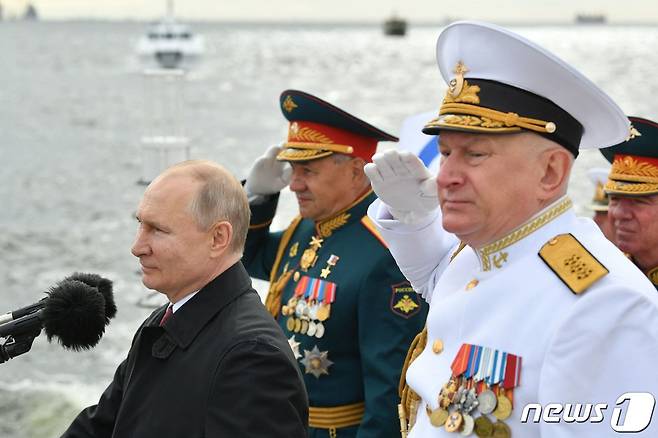 블라디미르 푸틴 러시아 대통령이 25일 해군의 날을 맞아 해상 퍼레이드를 참관했다. © AFP=뉴스1