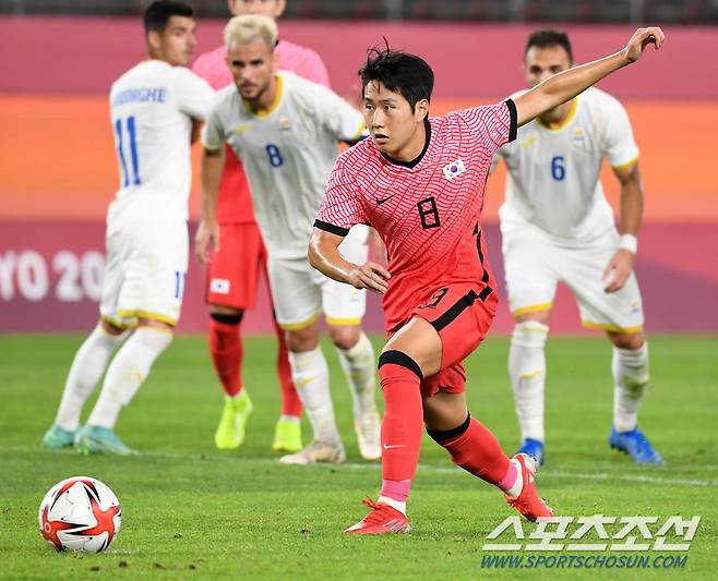 2020 도쿄올림픽 남자축구 조별리그 B조 2차전 대한민국과 루마니아의 경기가 25일 이바라키현 가시마 스타디움에서 열렸다. 한국 이강인이 세번째 골을 패널티킥으로 성공시키고 있다. 가시마=최문영 기자 deer@sportschosun.com /2021.07.25/