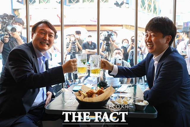 이준석 국민의힘 대표(오른쪽)와 윤석열 전 검찰총장이 25일 오후 서울 광진구 한 치킨집에서 회동을 하며 건배하고 있다. /윤석열 캠프 제공