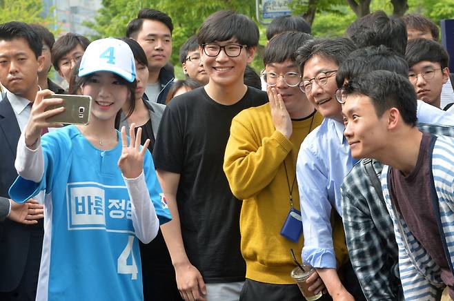 2017년 5월 8일 유승민 바른정당 대선후보와 딸 유담씨가 선거운동 마지막날 대전 충남대 캠퍼스를 찾아 지지자들과 사진을 찍고 있다. /조선DB