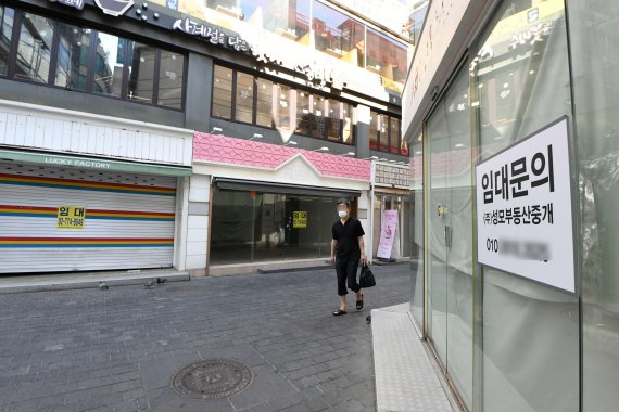 사회적 거리두기 4단계가 시행 중인 25일 서울 명동 일대가 한산하다. 한국신용데이터에 따르면 4단계 거리두기 첫 주인 지난 12∼18일 서울지역 자영업자 매출이 지난해 같은기간 대비 21% 감소한 것으로 알려졌으며 저녁 장사만 따져봤을 때는 서울에서 31% 이상의 매출 감소가 확인됐다. 폭발적으로 증가한 코로나19 확산세가 쉽게 꺾이지 않으면서 거리두기 조치가 유지됨에 따라 자영업자들의 경제적 어려움 역시 계속될 것으로 예상된다. 사진=박범준 기자