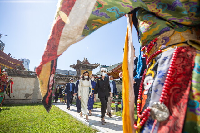 몽골을 방문 중인 웬디 셔먼 미 국무부 부장관이 지난 24일 수도 울란바토르의 라마 불교 사원을 둘러보고 있다. 울란바토르/EPA 연합뉴스