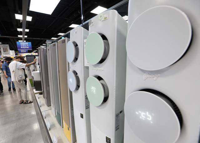 서울을 비롯한 수도권에 폭염 경보가 내려진 18일 서울 영등포구 일렉트로마트 영등포점에서 시민들이 에어컨을 살펴보고 있다. 뉴스1