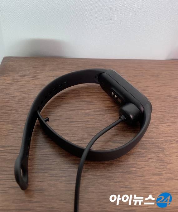 충전단자와 케이블이 자석 방식이라 케이블을 가까이 갖다 대면 알아서 달라붙어 연결이 편리하다는 장점이 있다. [사진=서민지 기자]