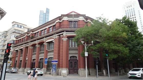 톈진 도심을 남북으로 가로지르는 해방북로와 승덕도(承德道) 교차로에 1918년 세워진 식민지 조선은행 옛 건물이다. 조선의 첫 해외 상주 공관이었던 톈진 공관이 인근에 자리했다. 신경진 기자