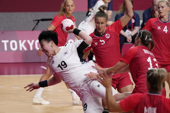 Kang Eun-hye, left, tries to score during the women's Preliminary Round Group A handball match between Norway and Korea at the 2020 Tokyo Summer Olympics on Sunday, in Tokyo. [AP/YONHAP]