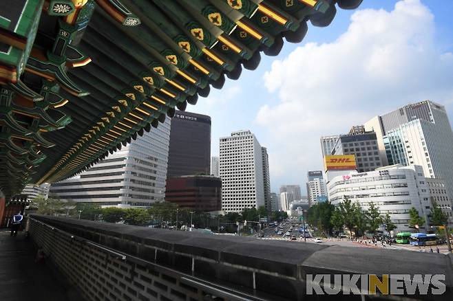 숭례문 문루에서 바라본 도심전경. 맑은 하늘을 배경으로 단청과 빌딩이 조화를 이루며 서울이 600년 고도(古都)임을 말해준다.