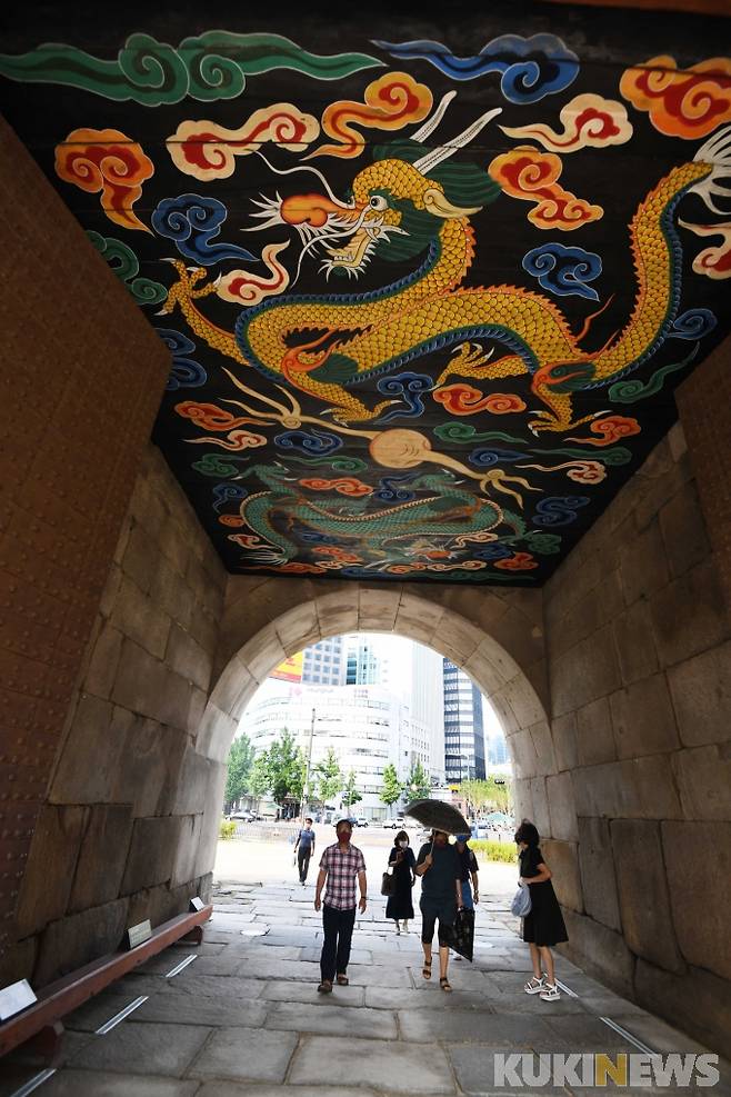 숭례문 천장의 호법신 문양이다. 힘찬 쌍용의 모습 아래로 시민들이 후문을 통과해 들어서고 있다.