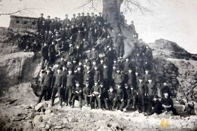 배재고등보통학교의 1927년 졸업앨범 단체사진/ 학교운동장의 회화나무와 한양도성 성곽 주변에 모여서 기념촬영을 하고 있다. (사진=배재학당역사박물관 제공)