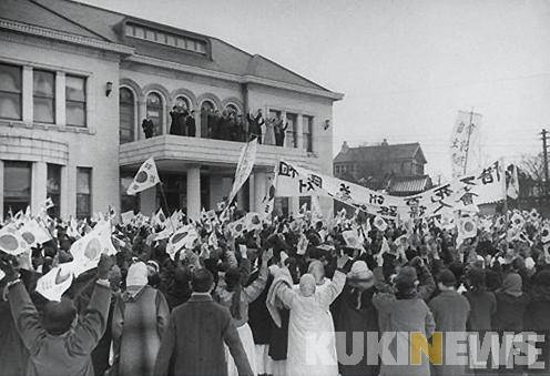 해방 다음 해, 경교장 앞에서 열린 신탁통치 반대 집회(1946년 1월)