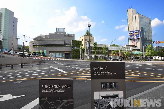 정동의 끝자락인 경향신문 앞 대로에서 본 돈의문 터와 돈의문박물관마을 전경.