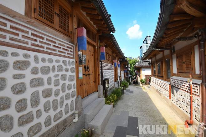 돈의문박물관마을은 돈의문 지역의 역사와 재생을 소개하는 돈의문 전시관, 전통문화체험이 가능한 한옥시설, 6080세대의 추억이 살아 있는 아날로그 가득한 감성공간이다. 100년의 시간이 중첩된 역사와 문화가 살아있는 역사 체험 마을로 서울시민의 사랑을 받고 있다.