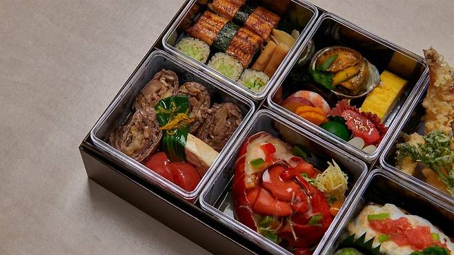 롯데호텔 서울의 일식당 모모야마에서 판매하는 '시그니처 박스' 드라이브 스루 상품. /사진=롯데호텔