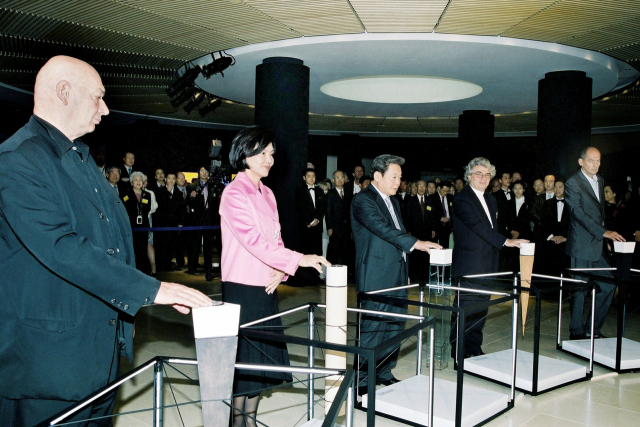 고(故) 이건희(왼쪽 세 번째) 삼성전자 회장과 배우자 홍라희(왼쪽 두 번째) 전 삼성미술관 리움 관장이 지난 2004년 리움 개관식에 참석해 버튼을 누르고 있다./사진 제공=삼성전자