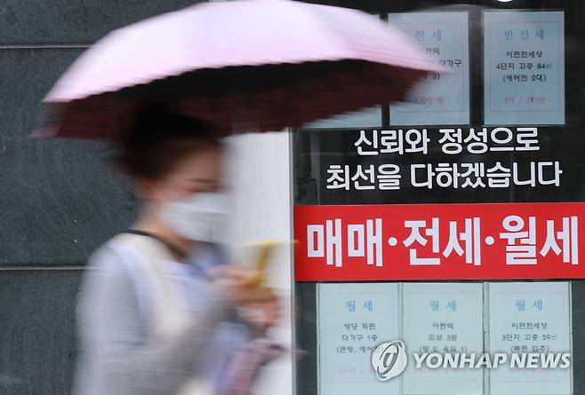임대차 3법 1년, 계약 갱신율 상승 지난 23일 서울 서대문구 아현동의 한 부동산중개업소 모습. [연합뉴스 자료사진]