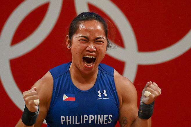 ‘필리핀 역도 영웅’ 하이딜린 디아스가 26일 열린 2020 도쿄올림픽 역도 여자 55kg급 경기에서 금메달을 확정하자 환호하며 기뻐하고 있다. (사진=AFPBBNews)