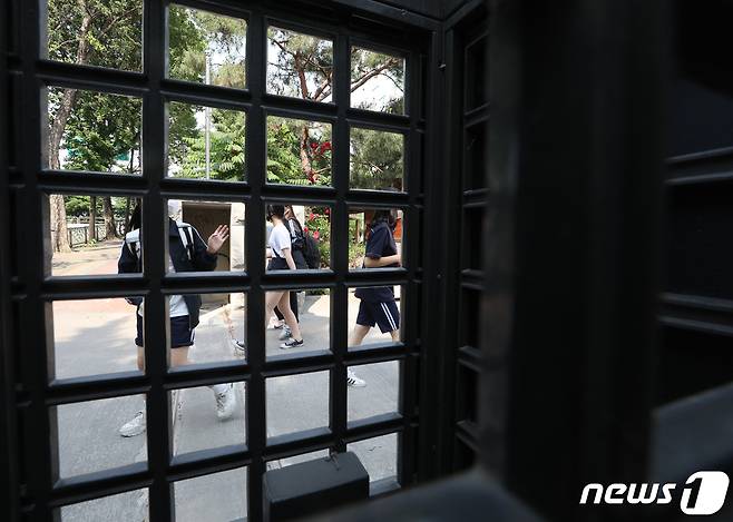 지난달 2일 서울 한 중학교에서 학생들이 하교를 하고 있다. (사진은 기사 내용과 무관함)/뉴스1 © News1