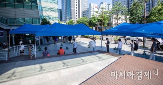 전국 대부분 지역에 '폭염특보'가 발령된 26일 서울 관악구보건소에 마련된 선별검사소를 찾은 시민들이 코로나19 검사를 받기 위해 대기하고 있다./강진형 기자aymsdream@