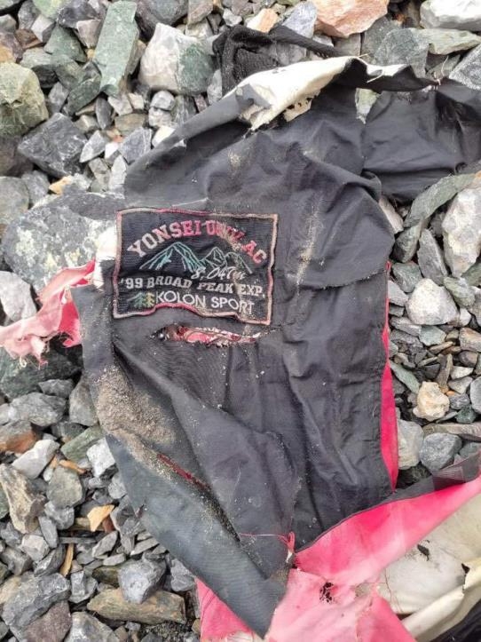 히말라야 브로드피크 베이스캠프 인근에서 22년 전 실종된 허씨의 시신과 함께 발견된 연세대 산악부 로고의 재킷과 깃발이 발견됐다./사진=연합뉴스