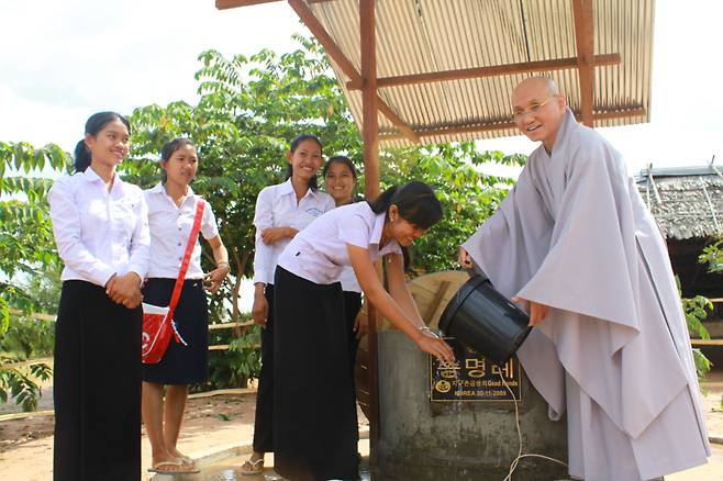2010년 캄보디아에 1000번째 우물을 선물한 기념으로 현지를 방문한 월주 스님. 스님이 설립한 지구촌공생회는 지금까지 아시아-아프리카 어려운 나라에 우물 2550개를 파줬다. /김한수 기자