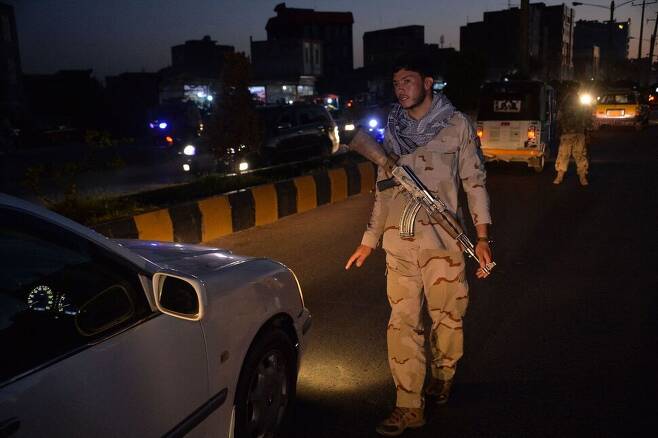 24일 아프가니스탄 헤라트에서 보안 요원이 검문을 위해 차를 세우고 있다. AFP 연합뉴스