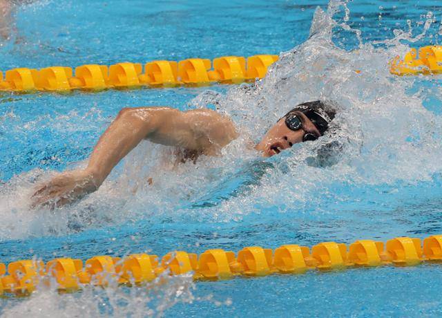황선우가 26일 일본 도쿄 아쿠아틱스 센터에서 열린 남자 200m 자유형 준결승전에서 힘차게 헤엄을 치고 있다. 도쿄=뉴스1