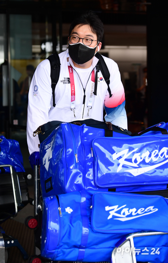 '2020 도쿄올림픽'에 출전하는 야구대표팀 김현수가 26일 오후 일본 도쿄 나리타공항으로 입국하고 있다.