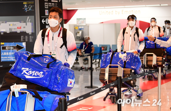 '2020 도쿄올림픽'에 출전하는 야구대표팀 강민호가 26일 오후 일본 도쿄 나리타공항으로 입국하고 있다.