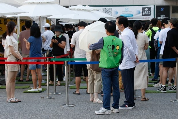 서울 강남구보건소에 마련된 코로나19 선별진료소에서 시민들이 검사를 기다리고 있다. /사진=뉴스1