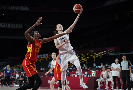 Park Hye-jin, right, drives to the basket over Spain's Astou Ndour during women's basketball preliminary round game at the 2020 Summer Olympics on Monday, in Saitama Super Arena, Saitama, Japan. [AP/YONHAP]