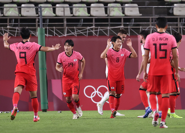축구 남자 대표팀 이강인(왼쪽 세 번째)이 25일 이바라키현 가시마스타디움에서 열린 2020 도쿄올림픽 조별리그 B조 2차전 중 루마니아를 상대로 팀의 네 번째 득점을 기록한 뒤 동료들과 기뻐하고 있다. 연합뉴스