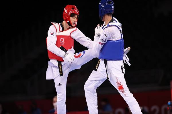 이대훈이 25일 일본 마쿠하리 메세 A홀에서 열린 도쿄올림픽 남자 태권도 68㎏급 동메달결정전 중국 자오슈아이와의 대결에서 공격하고 있다. 연합뉴스