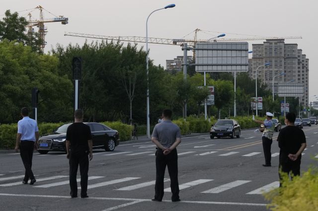 웬디 셔먼 미국 국무부 부장관이 탑승한 것으로 추정되는 차량이 25일 중국 톈진의 빈하이 원 호텔로 진입하고 있다. AP연합뉴스
