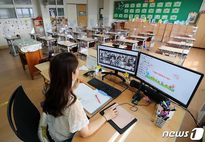 수도권 거리두기 4단계가 적용된 12일 오전 서울 노원구 화랑로 태랑초등학교에서 원격 수업이 진행되고 있다. 신종 코로나바이러스 감염증(코로나19) '4차 대유행' 여파로 수도권에 사회적 거리두기 4단계가 적용됨에 따라 각급학교도 오는 14일부터 '전면 원격수업'으로 전환된다. 다만 원격수업으로 전환돼도 초등학교 돌봄교실은 계속 운영되고 특수교육 대상 학생 등은 계속 등교해 '소규모 대면 지도'를 받을 수 있다. /사진=뉴스1