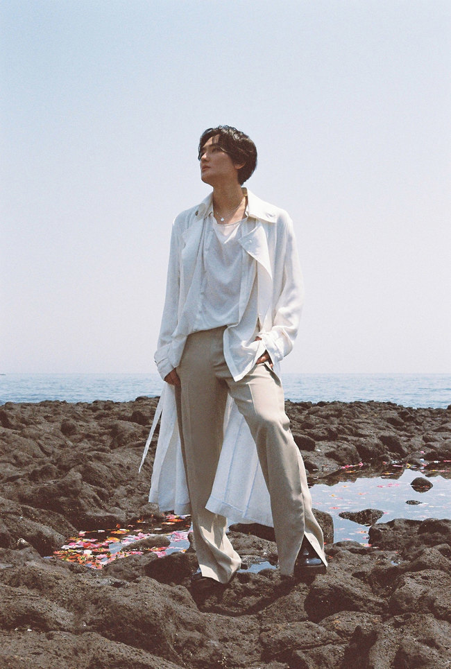 Kangta presents a unique sensibility with her new single Christmas in July.Kangtas new song, Christmas in July, released on July 28, is a song of R & B pop genre with warm strings and brass sound. The season is Summer, but the cool couple makes the lyrics that express the feeling of winter as Christmas in July impressive.Also included together, Summer 2021 (Memories of Summer 2021) reinterprets his own song Summer that year in Kangtas first regular album Polaris (Polaris), released in 2001, as an acoustic pop genre song, and the trendy sound and Kangtas sweet voice combine to double the Summer atmosphere.