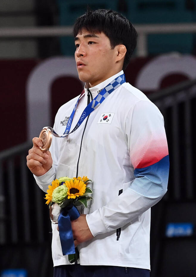 안창림이 26일 일본 도쿄 지요다구 일본 무도관에서 열린 도쿄올림픽 유도 남자 73kg급 시상식에서 동메달을 들어보이고 있다. 도쿄=허정호 선임기자