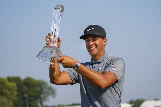카메론 챔프가 26일 미국 미네소타주 블레인에서 열린 PGA 투어 3M 오픈 최종라운드에서 5타를 줄이며 챔피언이 된 뒤 우승트로피를 들고 환히 웃고 있다. 블레인ㅣAP연합뉴스