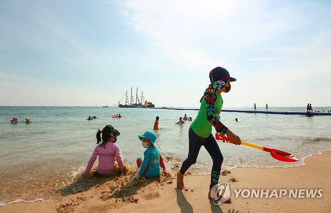 대천해수욕장서 물놀이 즐기는 어린이들 (보령=연합뉴스) 이은파 기자 = 낮 최고기온이 섭씨 35도에 육박한 25일 충남 보령시 대천해수욕장을 찾은 어린이들이 즐거운 한때를 보내고 있다. 2021.7.25 sw21@yna.co.kr