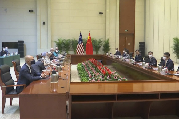 26일(현지시간) 중국 톈진에서 웬디 셔먼 미국 국무부 부장관과 셰펑 중국 외교부 부부장이 이끄는 미중 대표단이 회담하고 있다.  (사진=AP·연합뉴스)