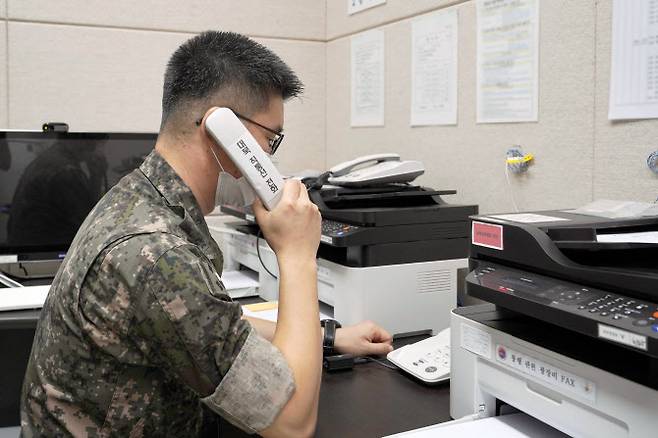 남북 간 통신연락선이 복원된 27일 오후 군 관계자가 서해지구 군 통신선을 활용해 시험통화를 하고 있다(사진=국방부).