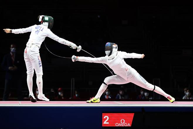 일본 지바 마쿠하리 메세B홀에서 열린 도쿄올림픽 펜싱 여자 에페 단체 대한민국 대 에스토니아 결승전. 한국 최인정(오른쪽)이 에스토니아 율리아 벨리아예바를 상대로 공격하고 있다. 사진=연합뉴스